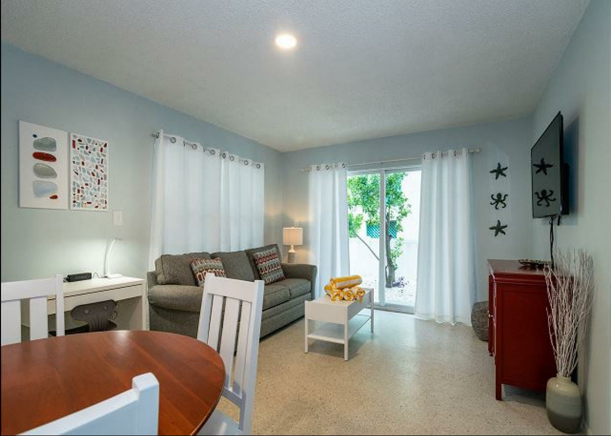 Bradenton Beach Florida 1 Bedroom Diamond Compass Travel Inc 14.jpg